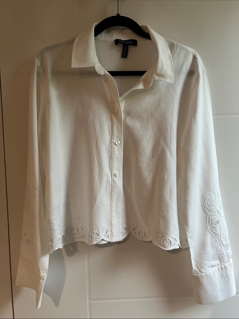 Ellen Tracy White Embroidered Button-Down Shirt. Medium